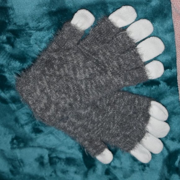 Winter Bundle Gray Gloves Pink Headwrap Black Hat - Picture 3 of 8